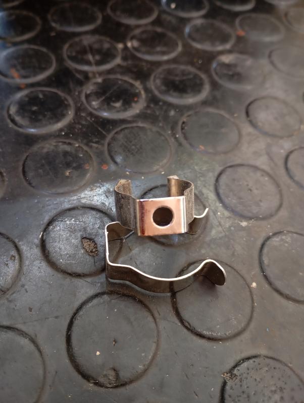 GRAMPA METAL CLAMP P/TUBO LED