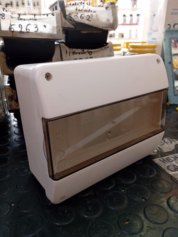 CAJA DE SUPERFICIE O DE EMBUTIR 4 8BOCAS C PUERTA