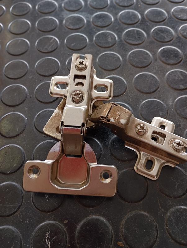 BISAGRA CAZOLETA 35MM CODO 8 (OCHO)